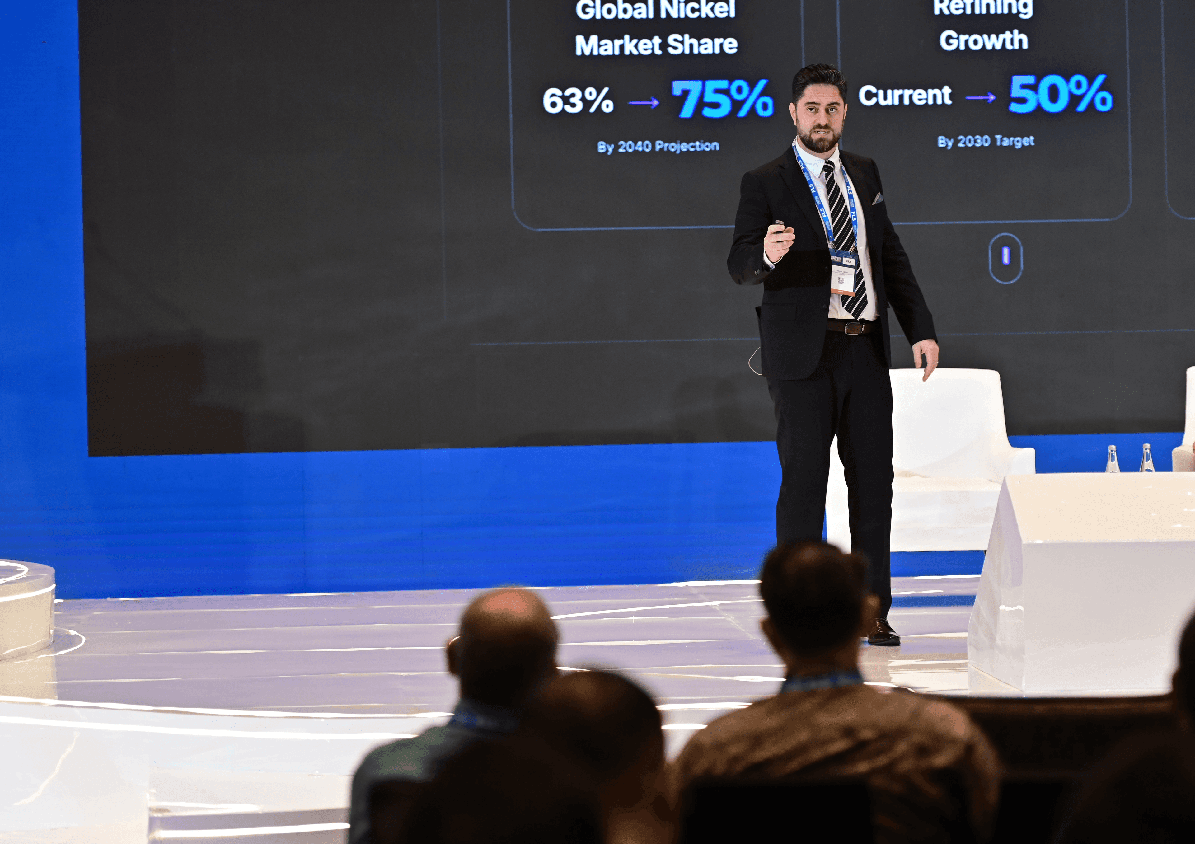 Carlos Aggio apresentando no palco